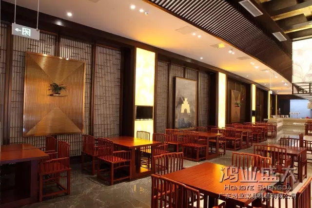 餐桌椅子木纹偏向左右上下搭配，颜色协调一致