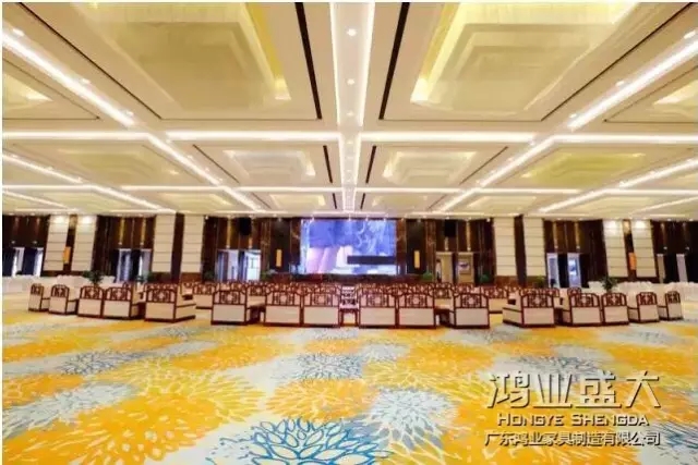 接待沙发在外观上给人的印象是“厚实”，近看有坚贞的气质