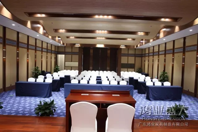 聚会桌椅接纳自然生漆，由先生傅手工上漆，这是纯木匠家具