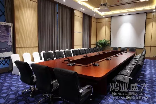 聚会桌外貌打磨的平滑无比，花纹左右上下配对