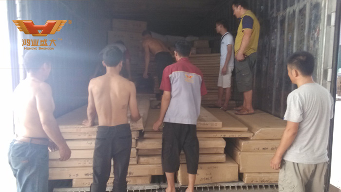 下面是小编今日在大发500官网出货平台拍摄的装货现场情形
