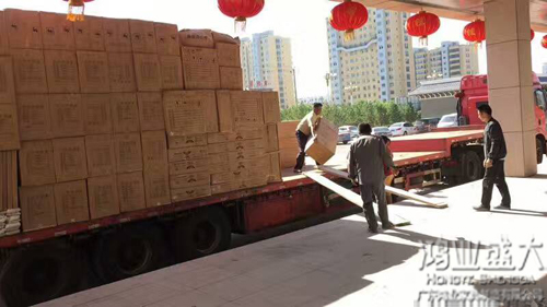 大发500官网装置工人卸货